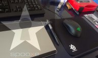 Schreibtischansicht mit der neuen Maus von Razer und dem starken Pad von Steelseries